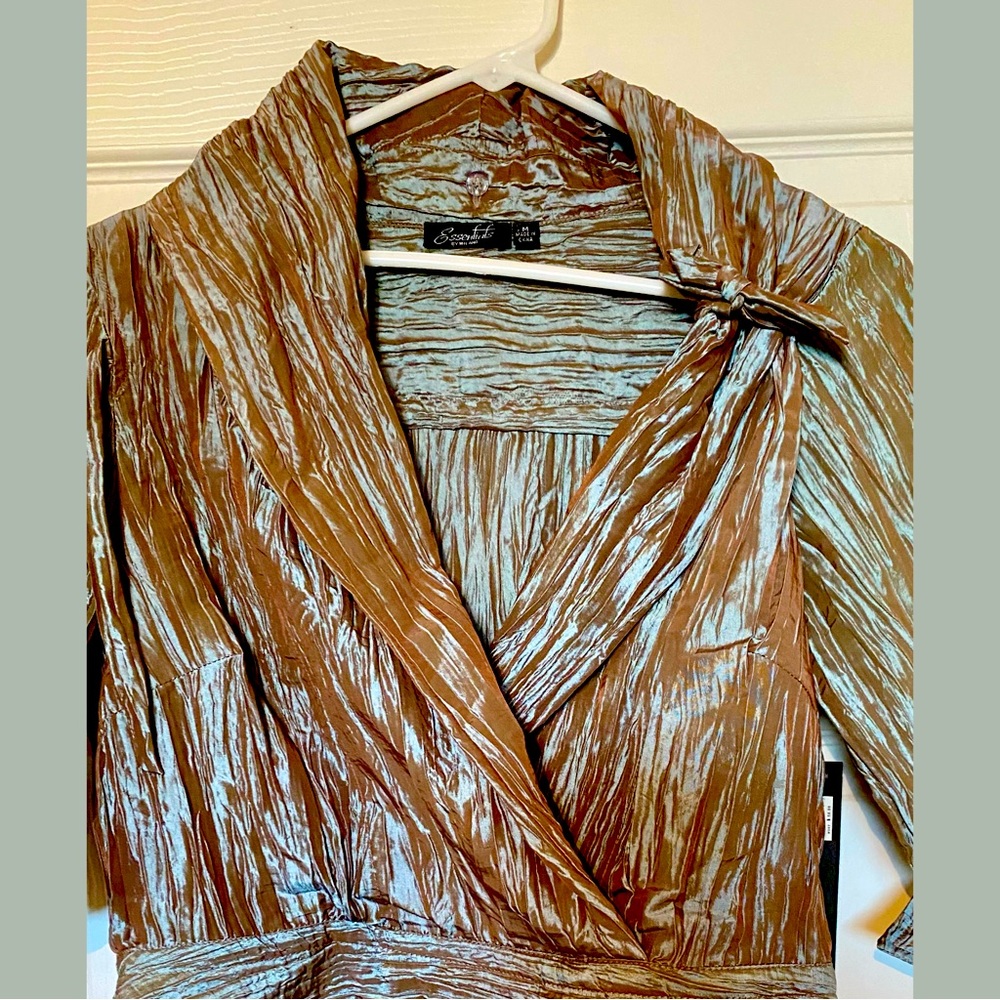Essentials by Milano cute top looks like it changes color depending on light